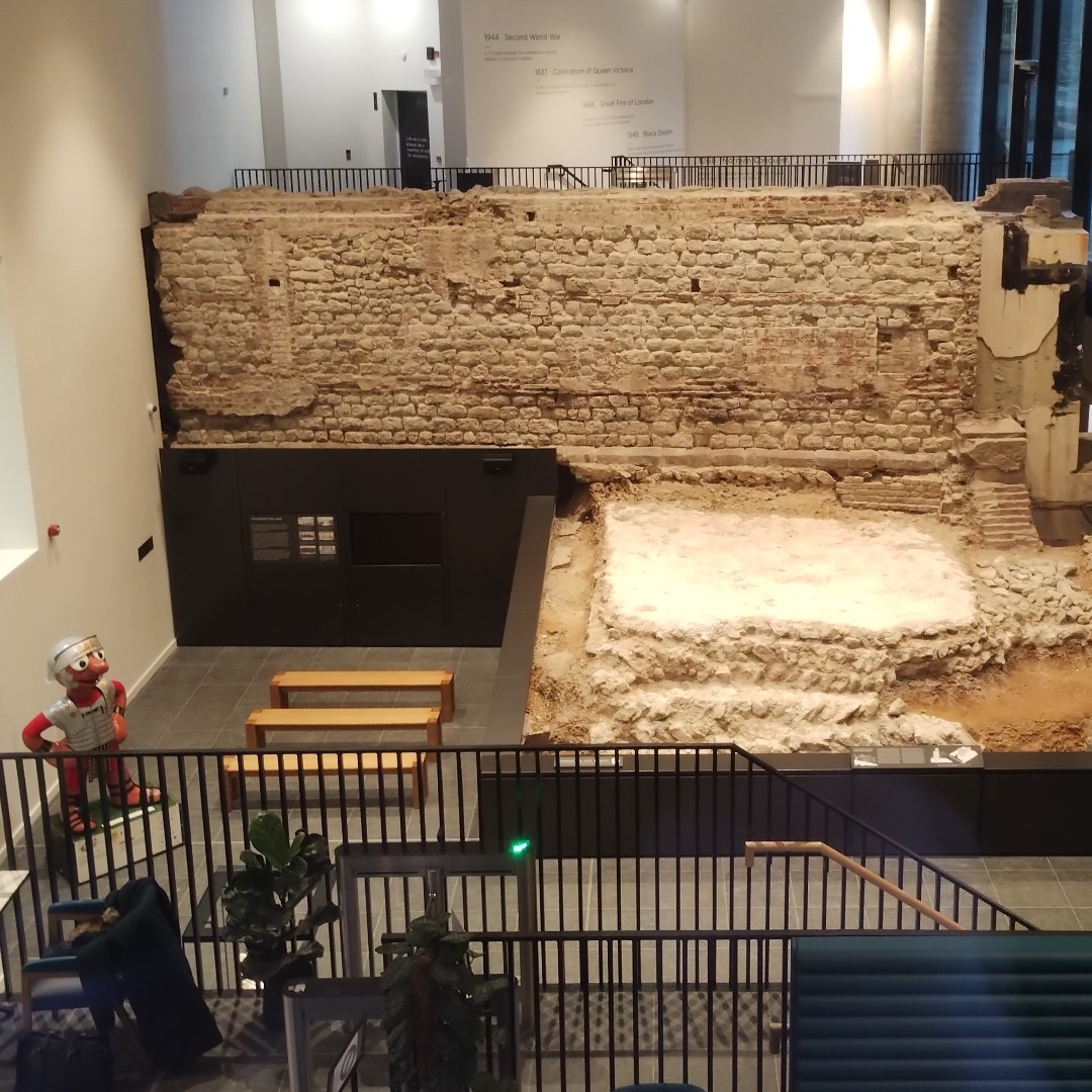 Looking for #RomanLondon? Get a glimpse of the original City wall with regular rows of red Roman tiles. Some of our favourite spots - all are free to visit: 1) Salters' Garden 2) Behind the Leonardo Hotel on Cooper's Row 3) Outside Tower Hill station 4) City Wall at Vine Street