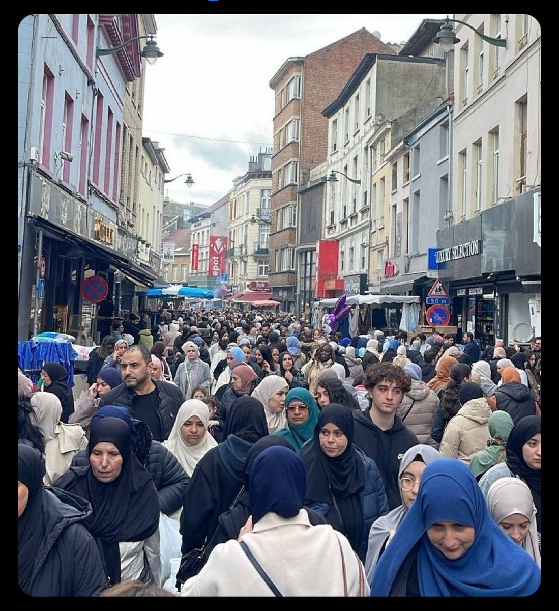 Esta fotografía fue tomada en Molenbeek, #Brussels .

La imagen se volvió viral en las redes sociales por parte de iraníes que escribieron 'en las calles de Bruselas hay más mujeres usando Hijab que en las de Irán'.

Están asombrados de que en Irán, niñas y mujeres jóvenes…