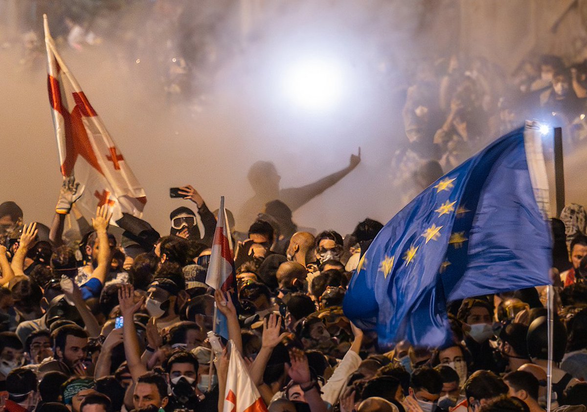 #Géorgie 🇬🇪 : Une nation au bord du gouffre🧵 Depuis 4 semaines les Géorgiens manifestent contre le pouvoir. Ces derniers jours la violence est montée d’un cran : lynchage d’opposants, campagnes d’intimidation & arrestations aveugles. La Géorgie tangue dangereusement⤵️ 1/20