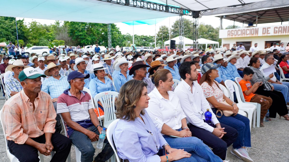 #Guayas | ¡Continuamos fortaleciendo el agro #ElNuevoEcuador 🇪🇨! Beneficiamos a productores del cantón #Colimes con la entrega de: 🚜1 tractor 🦼1 niveladora 📰20 títulos de tierras 🪪40 credenciales de AFC 📋12 pólizas de seguro 🧾1 cheque de indemnización por $ 7.500.