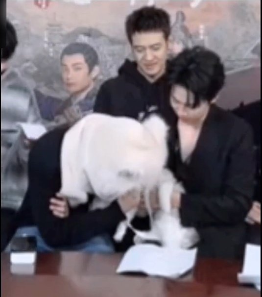 amycandy007's tweet photo. What's more adorable than this😭😭🥹🥹🙈❤️aah my heart can't handle this much cuteness 😩😫😘#QiuQingZhi #YiZhiHua #DingYuxi #ZhouQi #WhiteCatLegend #LiBing #ChenShi #SunBao #CuiBei #WangQi #AliBaba #BINGSHI #BingShi https://t.co/sjmiHHvwXt