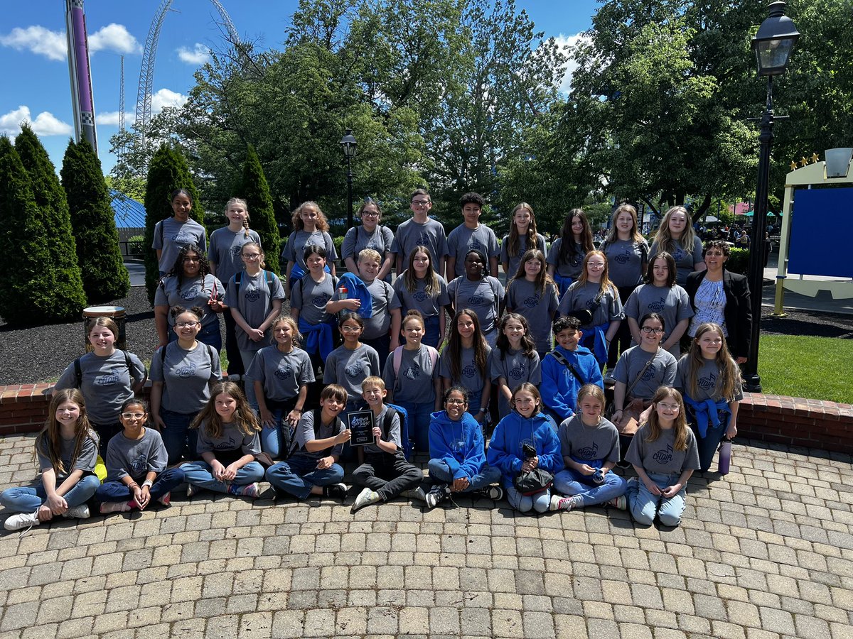 Congrats to the SUPERIOR Linden Chorus! What a great way to start a fun day at Kings Island Festival of Music! #BigBlueOnTheMove #heARToftheBlue