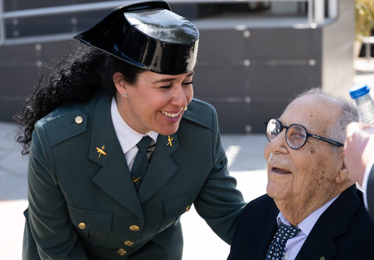 Durante la toma de posesión del nuevo jefe de la Comandancia de #Cádiz, se ha rendido un entrañable homenaje al guardia civil Ignacio Borrego –de 97 años- por sus años de dedicación en el Cuerpo. Ha estado acompañado de su hijo José, capitán y su nieta Virginia, guardia civil