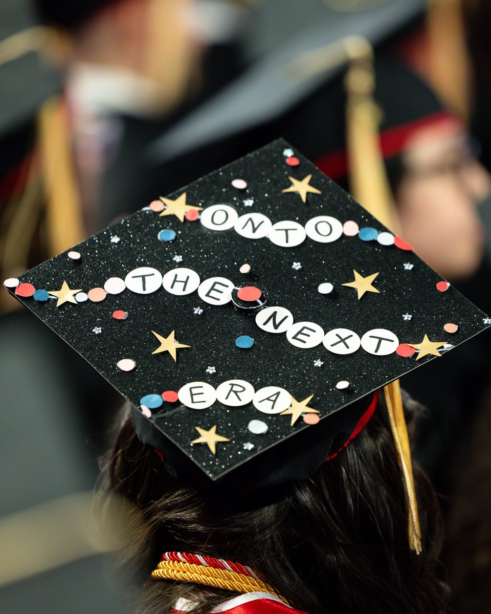 Caps off to these creative Coogs and their seriously stylish grad caps! 🎓🎨