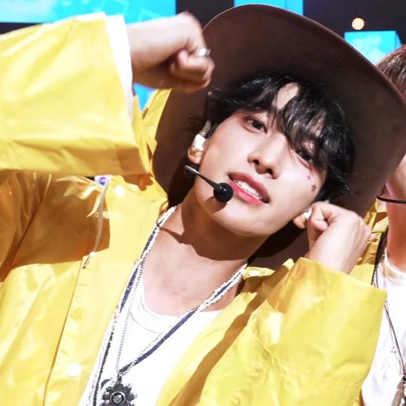 dokyeom's recent live vocals during encores; a thread to showcase why he deserves the praise he gets 👑