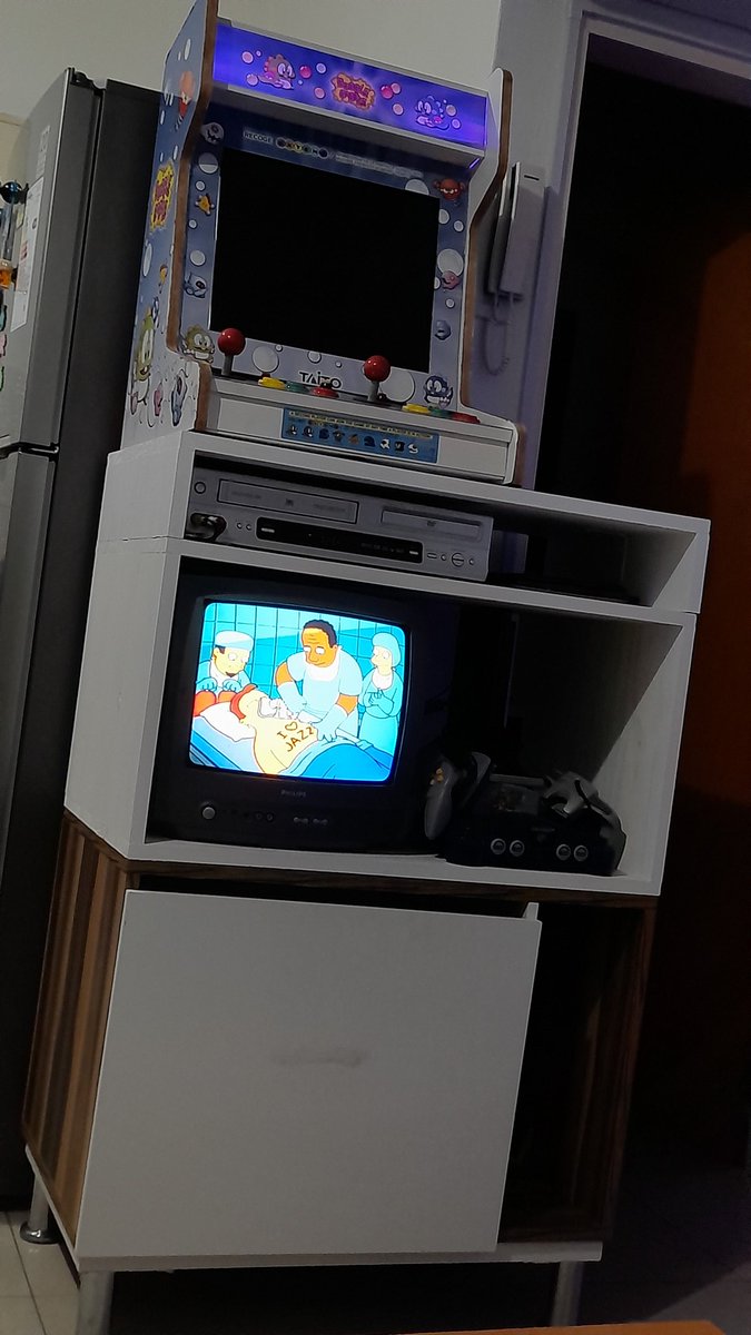 Domeric_'s tweet image. No va al caso, pero me arme esta tele que pasa 24hs los simpsons de la T1 a la T15 en forma aleatoria. De lo mejor que hice en el año