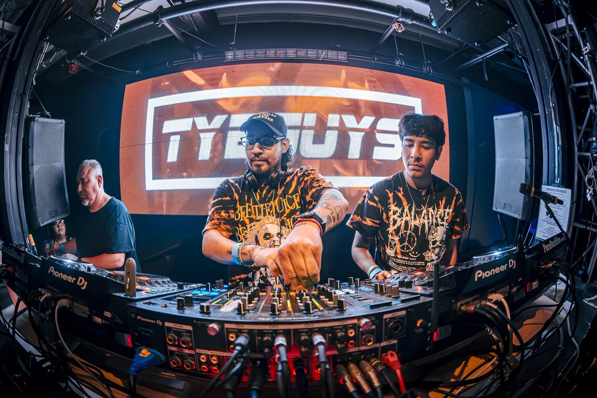 TYEGUYSMUSIC's tweet photo. OC was a vibe! Almost 3 years since we’ve played at the Circle, you guys showed up and showed us so much love🖤
Good hangs with our brothers @DarksiderzMusic and @cgk_chigukom 
Shoutout @wastedpresents for having us, we hope to see you guys again soon🤞🏽
📸: @frvnki3jay https://t.co/A2cF7geVsS