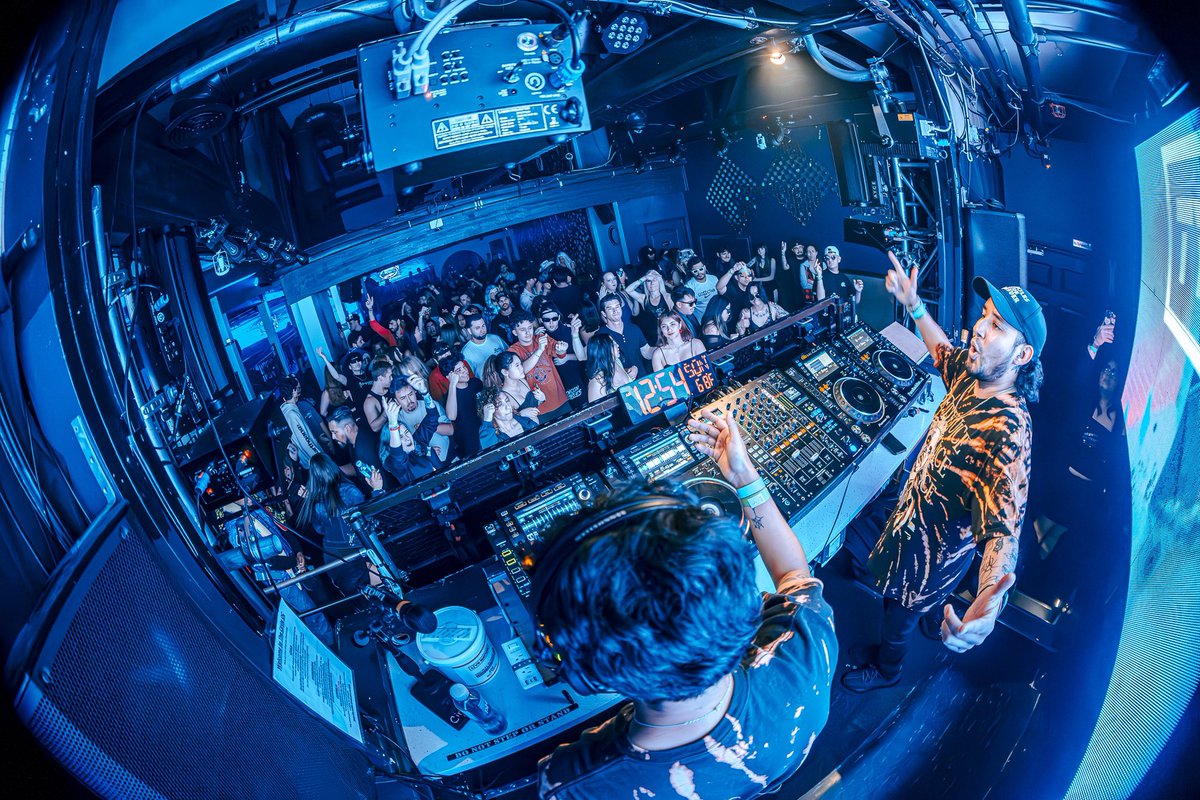 ๐จ DYEHARDS ๐จ (@tyeguysmusic) on Twitter photo OC was a vibe! Almost 3 years since weโve played at the Circle, you guys showed up and showed us so much love๐ค
Good hangs with our brothers <a href="/DarksiderzMusic/">Darksiderz</a> and <a href="/cgk_chigukom/">CGK</a>
Shoutout <a href="/wastedpresents/">WA$TED Presents</a> for having us, we hope to see you guys again soon๐ค๐ฝ
๐ธ: <a href="/frvnki3jay/">Franki3.Jay</a> OC was a vibe! Almost 3 years since weโve played at the Circle, you guys showed up and showed us so much love๐ค
Good hangs with our brothers <a href="/DarksiderzMusic/">Darksiderz</a> and <a href="/cgk_chigukom/">CGK</a>
Shoutout <a href="/wastedpresents/">WA$TED Presents</a> for having us, we hope to see you guys again soon๐ค๐ฝ
๐ธ: <a href="/frvnki3jay/">Franki3.Jay</a>