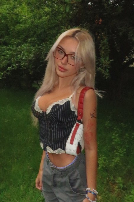 glasses or no glasses? 🤓 https://t.co/FFuUHiy4zn