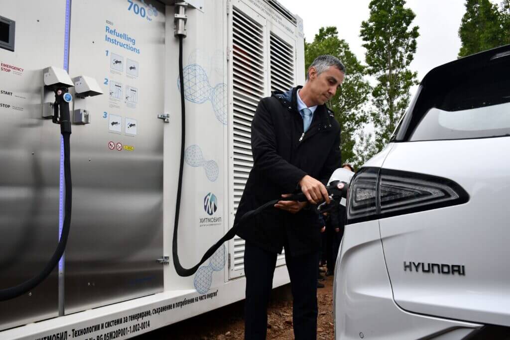 Bulgaria’s First #Hydrogen Station Opened--The station, produced by the Austrian company EDC-Anlagentechnik--40-50 kilograms, sufficient to refuel 10-15 cars or two buses--bit.ly/3UDDUVd #HydrogenNow #FuelCells #Cleantech #Decarbonise
