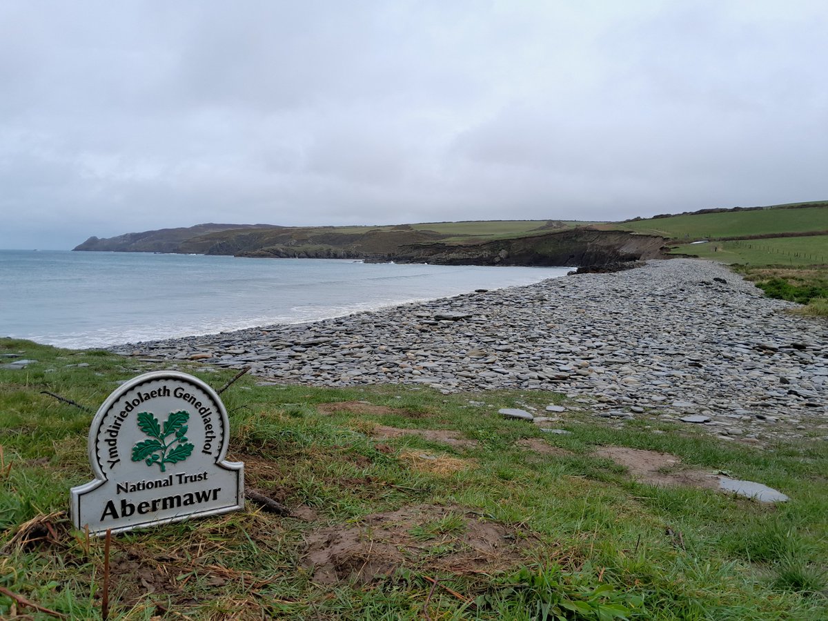 Mae ein ceidwaid wedi bod yn brysur yn glanhau, peintio a gosod arwyddion omega newydd o amgylch Sir Benfro. Faint allwch chi eu cyfrif? Cynlluniwch eich ymweliad yma bit.ly/3O3vwMt Mwynhewch eich penwythnos bawb.