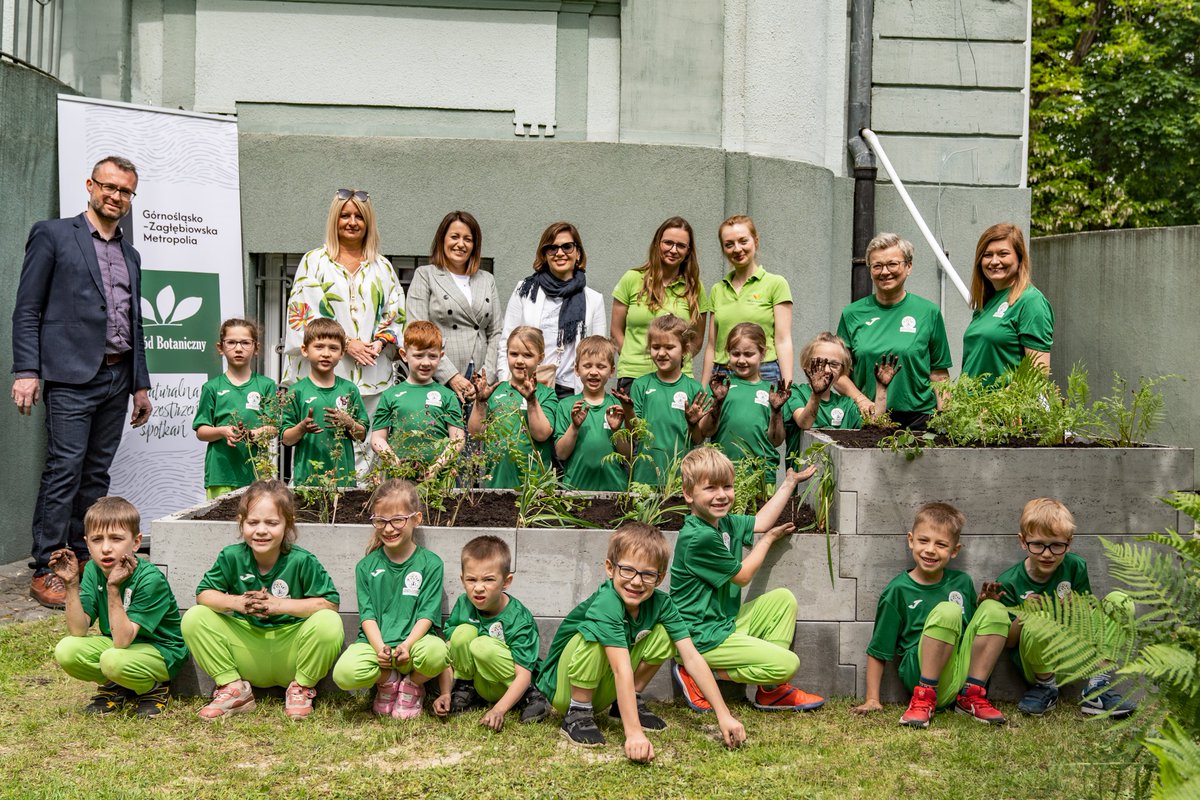 Realizujemy program pilotażowy „Ogrody deszczowe GZM”. Dzisiaj dzieci z Przedszkola nr 40 w Gliwicach poznawały tajniki tej sztuki i założyły ogród. Więcej o projekcie: bit.ly/4boR0gc #GZM #ogrodydeszczowe