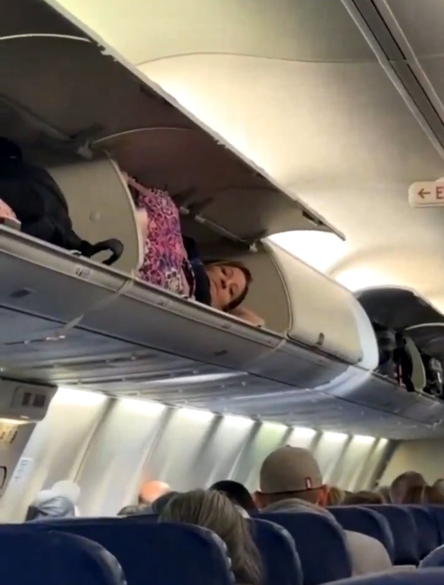 🇺🇸✈️ INSOLITE | Une passagère s’est allongée dans un compartiment à bagage d’un avion de la Southwest Airlines pour y faire une sieste.