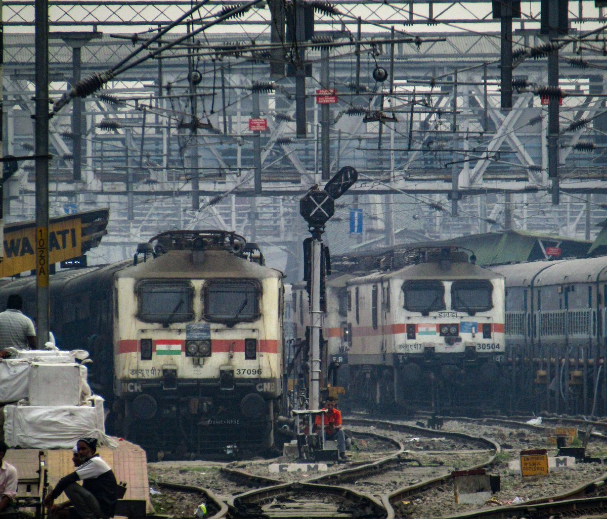 Happy birthday WAP-7 ! In frame : CNB #WAP7 #37096 leading 15634 #Guwahati - #Bikaner Exp waits for its departure at PF-3 of GHY while two #Howrah WAP7s rest at the right ! #NFRailEnthusiasts @drm_lmg_nfr | @RailNf | @RailMinIndia