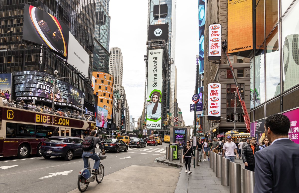 Spotted Salma Salsabil at Times Square 👀 From Indonesia to 🌍

Yuk kasih congrats yang banyak! 👇🏼👇🏼👇🏼 
#SpotifyRADAR