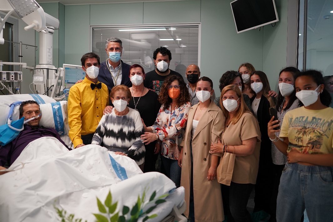Albiol_XG's tweet photo. Hoy he vivido uno de los momentos más emotivos de toda mi carrera como político y persona. En la UCI del hospital @hgermanstrias he celebrado la boda de Antonio y Antonio, rodeados de sus familiares y del personal sanitario de la unidad. A uno de ellos le quedan pocos días de vida y pidieron que los uniera en matrimonio. Cuánto amor, felicidad y también dolor he podido compartir en esos minutos. Ojalá que la eternidad los pueda volver a reencontrar. 💫