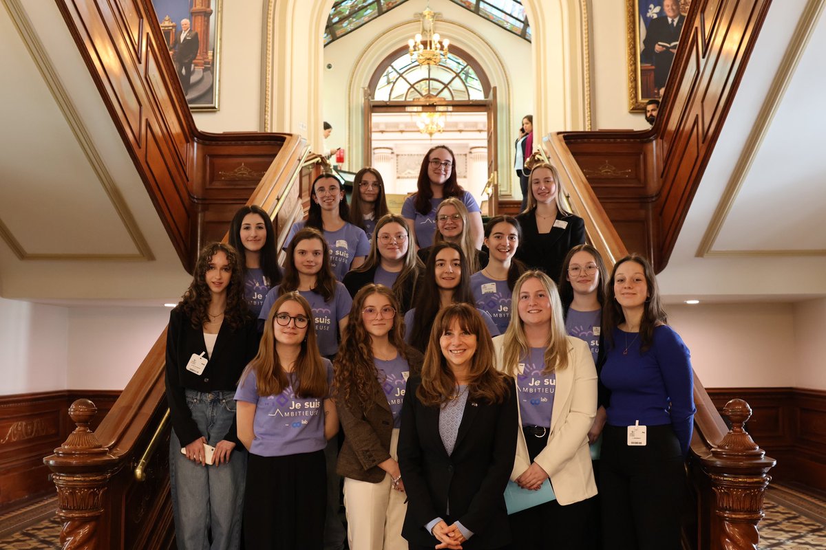 Je suis très fière d’avoir accueilli une première cohorte d’#Ambitieuses à l’Assemblée nationale du #Québec. De jeunes femmes brillantes qui ont l’avenir devant elles et qui, peut-être, sont de futures députées? Tout est possible.💪🏼👩🏼‍🎓👩🏾‍🔬👩🏻‍⚕️ @AssnatQc