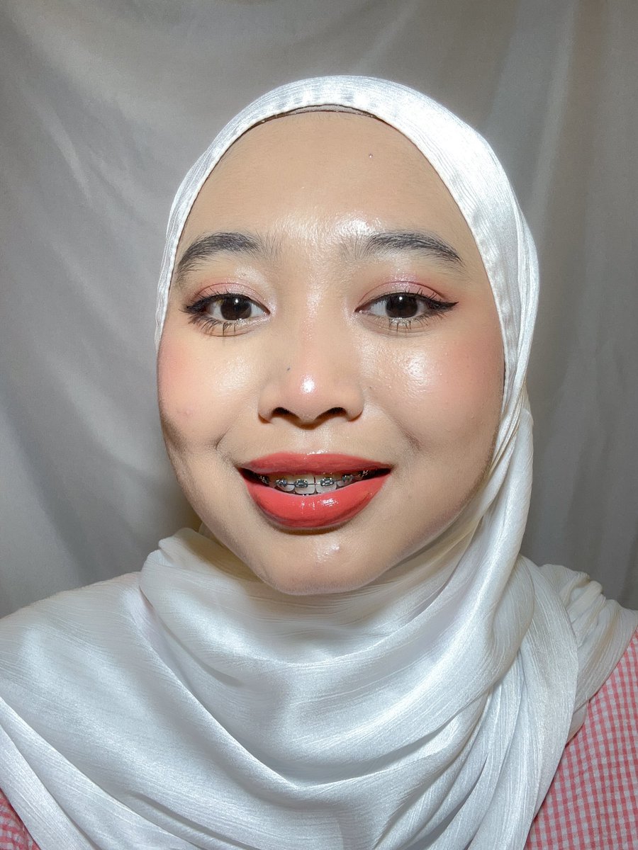 arstyarchive's tweet photo. Bibir two tone atau bibir gelap, pasti bakal suka sama lippies ini sih. 
Lippies ini tu super pigmented, jadi bakal nutupin bibir two tone kamu dan bikin lebih pede 😍
Warnanya pun juga cakep banget siihhh 🫶🏼🥰

#racuninmakeup https://t.co/8RC0t1Hw1Q