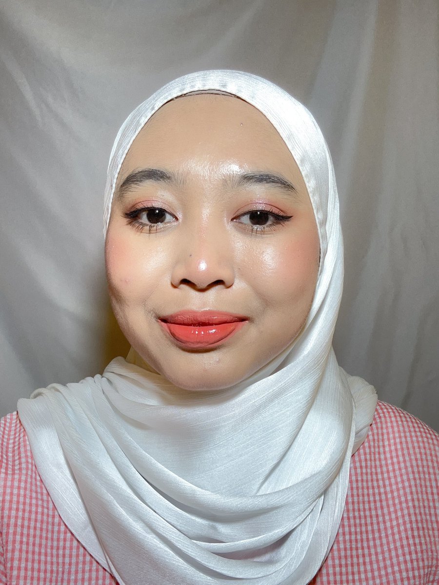 arstyarchive's tweet photo. Bibir two tone atau bibir gelap, pasti bakal suka sama lippies ini sih. 
Lippies ini tu super pigmented, jadi bakal nutupin bibir two tone kamu dan bikin lebih pede 😍
Warnanya pun juga cakep banget siihhh 🫶🏼🥰

#racuninmakeup https://t.co/8RC0t1Hw1Q