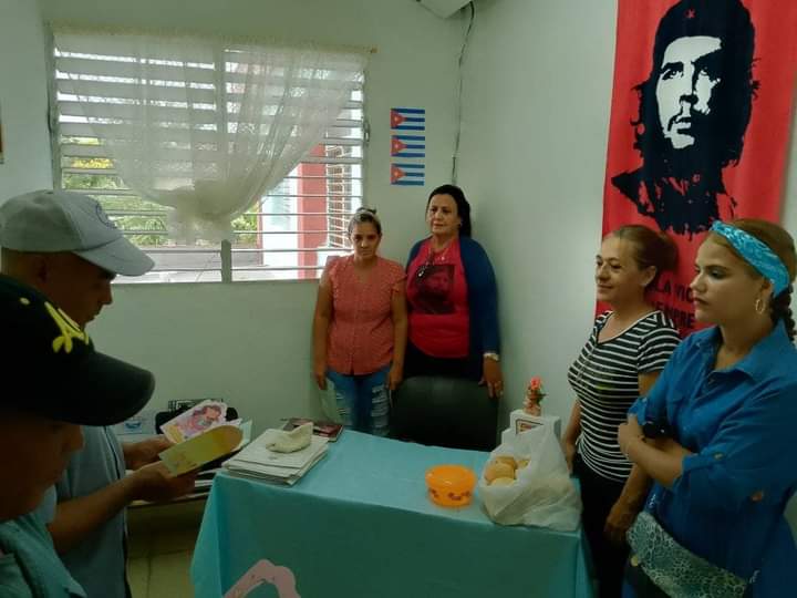 Continúa el homenaje a las madres en los centros de trabajo del municipio de #Niquero. Salud no se queda detrás, Felicidades a todas. @YudelkisOrtizB