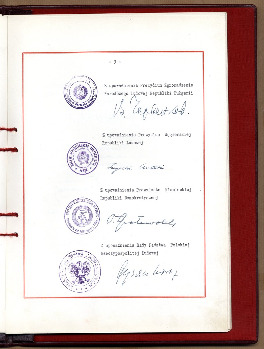 14 V 1955 w Warszawie - przywódcy Albanii, Bułgarii, Czechosłowacji, NRD, Polski, Rumunii, Węgier i ZSRR podpisali sojusz polityczno-wojskowy, zwany Układem Warszawskim. Oryginał jest przechowywany w Archiwum Akt Nowych w Warszawie.