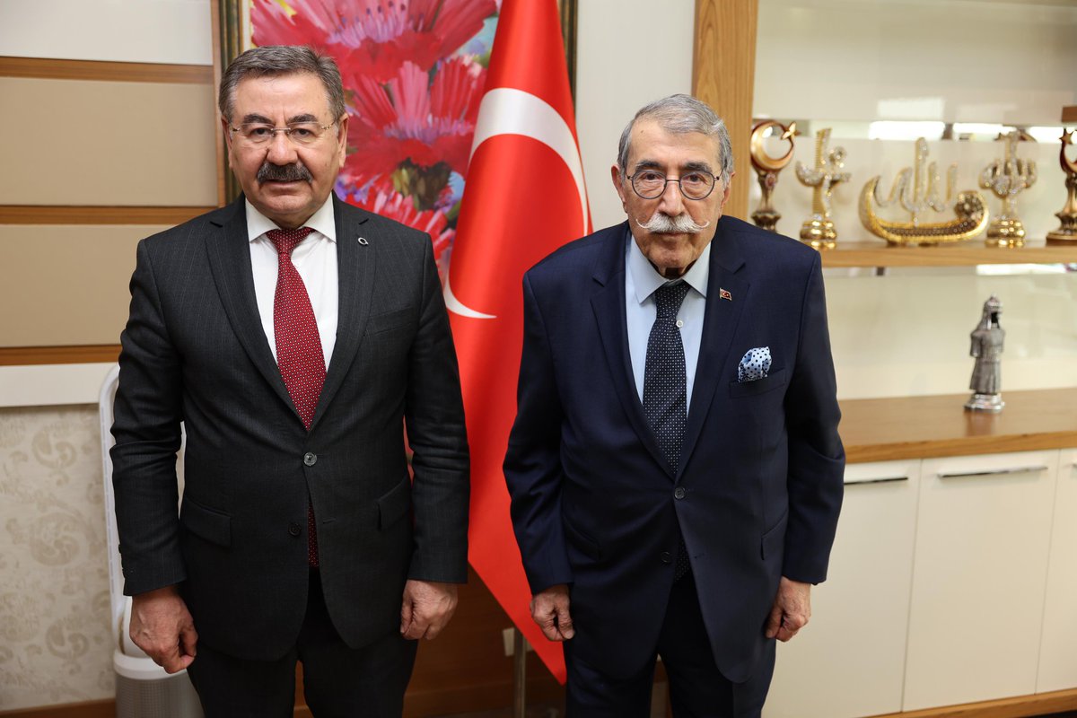 Geçmiş dönem İçişleri Bakanı Sn. Abdülkadir Aksu, Belediye Başkanımız @Yakup_ODABASI'na hayırlı olsun ziyaretinde bulundu. Nazik ziyaretleri için teşekkür ederiz. #GölbaşıBelediyesi