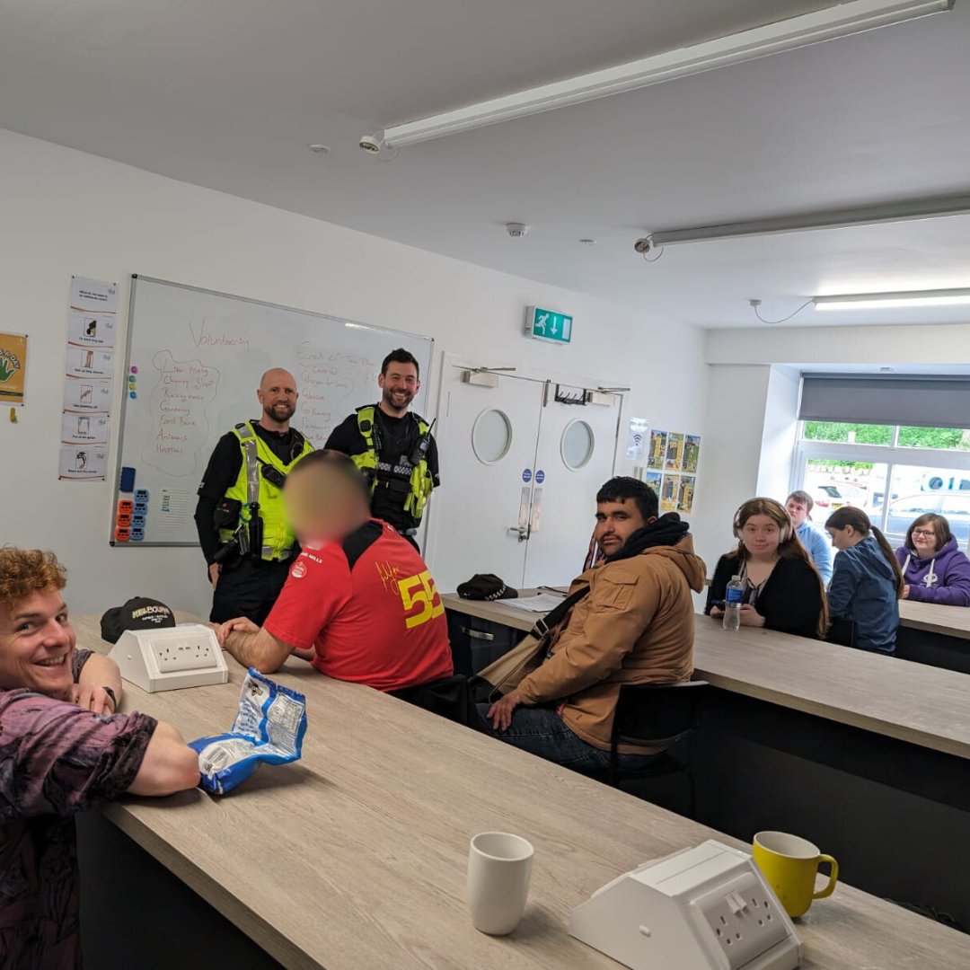 We had the absolute pleasure of welcoming @PoliceScotland yesterday. They chatted with the Life Programme group about staying safe online. A HUGE thank you from everyone at Edge! #MyRight2Digital #ScotLDWeek24 #StaySafeOnline #OnlineSafety #DigitalInclusion #Musselburgh #Scotland