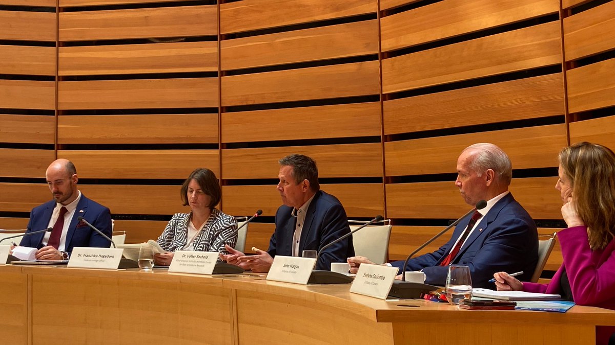 Arctic security is a 🇨🇦 foreign policy priority – this week Minister <a href="/CanadaFP/">Foreign Policy CAN</a> Mélanie Joly met Northern leaders, while <a href="/CanEmbGermany/">Canada in Germany</a>, @DGAPev &amp; @canadaarctic convened experts to discuss geopolitics, climate and science ahead of the <a href="/_Arctic_Circle/">Arctic Circle</a> Berlin Forum. 1/2