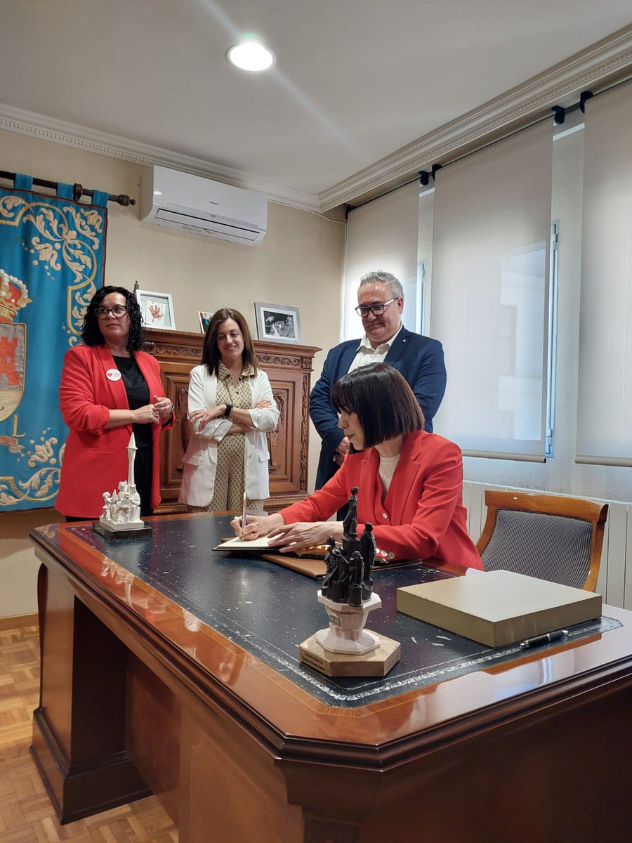 ayuntamientoibi's tweet image. 🟦🟠 La ministra de Ciencia, Innovación y Universidades, Diana Morant, ha visitado esta mañana las instalaciones de la empresa ibense #HILEX y, posteriormente, se ha desplazado al consistorio donde ha firmado el Libro de Honor.