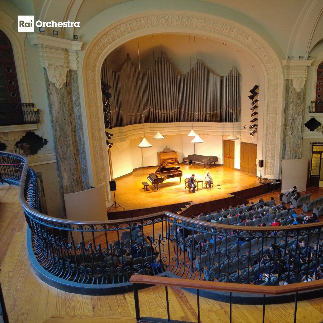 Alcune immagini dell’incontro di questa mattina #10maggio tra Andrés Orozco-Estrada e i giovani della Città di Torino dal Conservatorio Giuseppe Verdi: un racconto di viaggi musicali e curiosità in cui il Direttore principale dell’OSN Rai ha risposto alle domande dei ragazzi