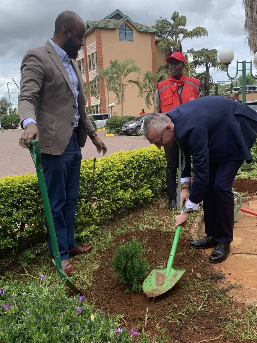 🇩🇪Special Envoy for #ClimateAction @climatemorgan & 🇩🇪Ambassador @Diplo_Jazz visited @KenyaRedCross to discuss response to the recent floods in 🇰🇪. 🇩🇪@AA_stabilisiert to fund Cash Assistance 💴 for 4700 affected people in Western Kenya. And of course: #TreePlantingDay 🌳