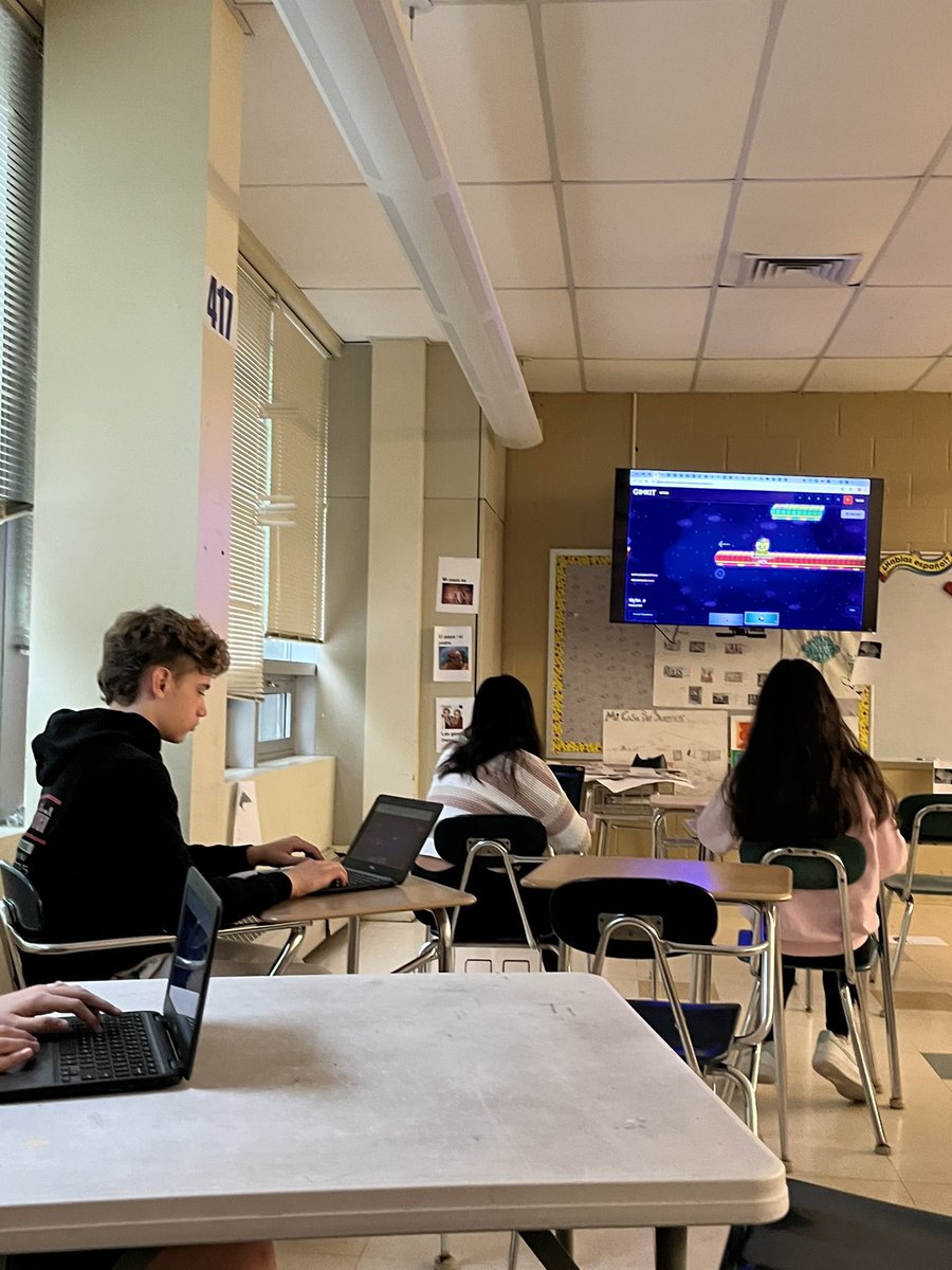 Period 1 Spanish class 8th graders @WPSEisenhower @wyckoffschools all zoned in on the new @gimkit mode and reviewing clothing and fashion vocabulary. Knockback mode is fun!