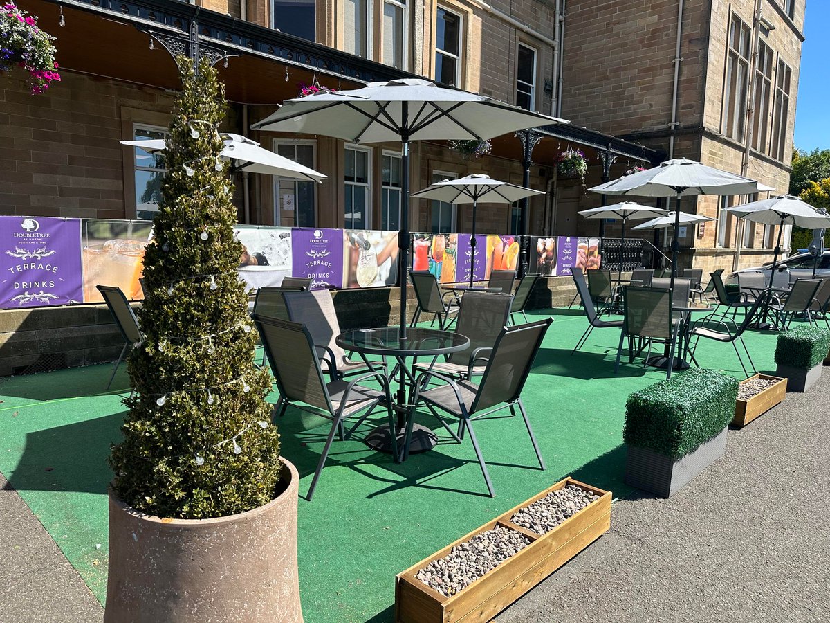 It is Friday and the sun is shining! ☀️ Our outdoor terrace is back, and it is the perfect location to relax and enjoy the weather. Tag your partner in crime and start planning your weekend fun 🍹 #Outdoorterrace #summer #cocktails