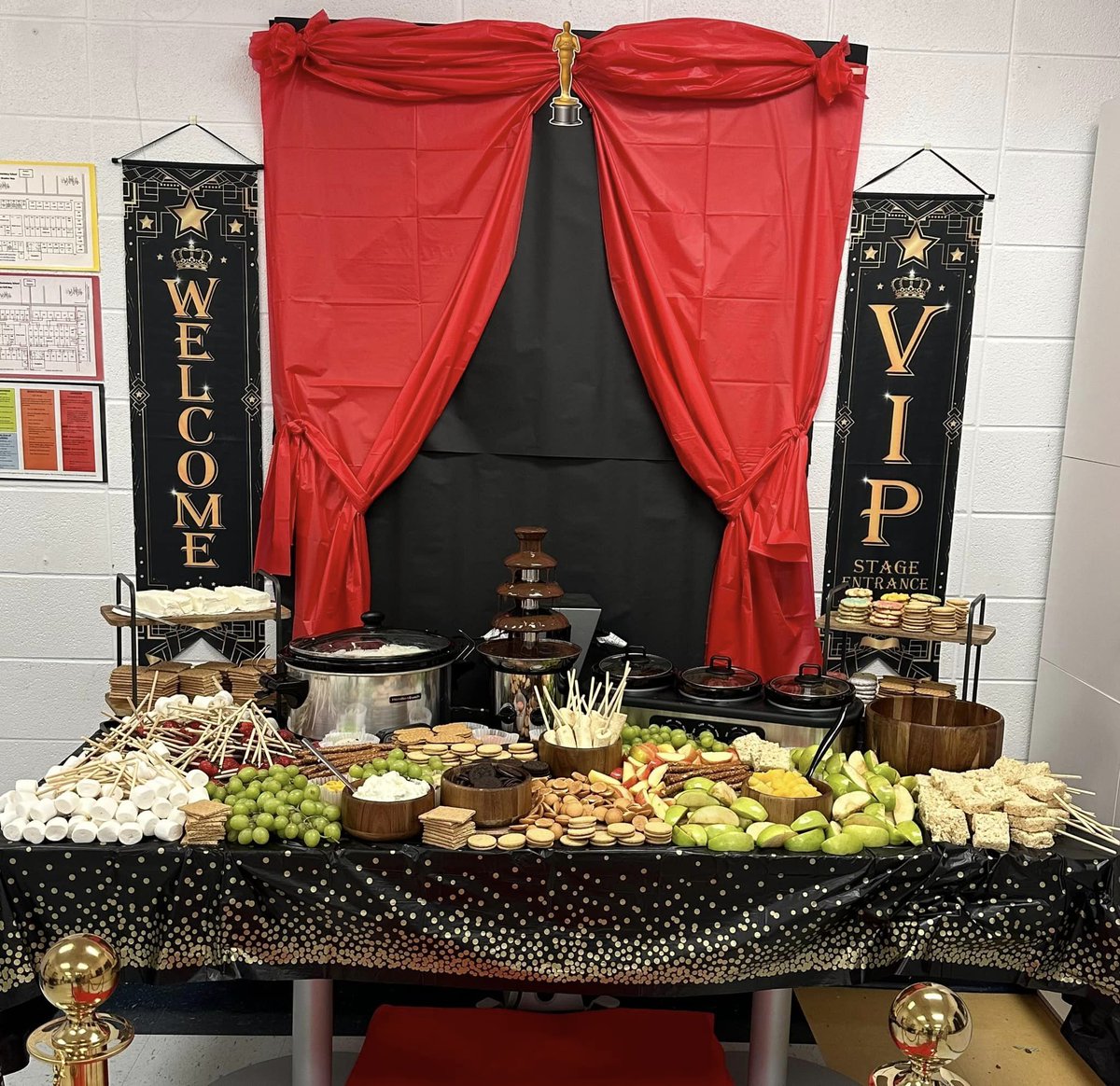 Wow! Elsie Collier PTO knows how to treat its teachers right during Teacher Appreciation Week! Fondue, doughnuts, and delightful treats - what a sweet surprise to honor our amazing educators! Thank you for your thoughtfulness and appreciation! #LearningLeading #AimForExcellence