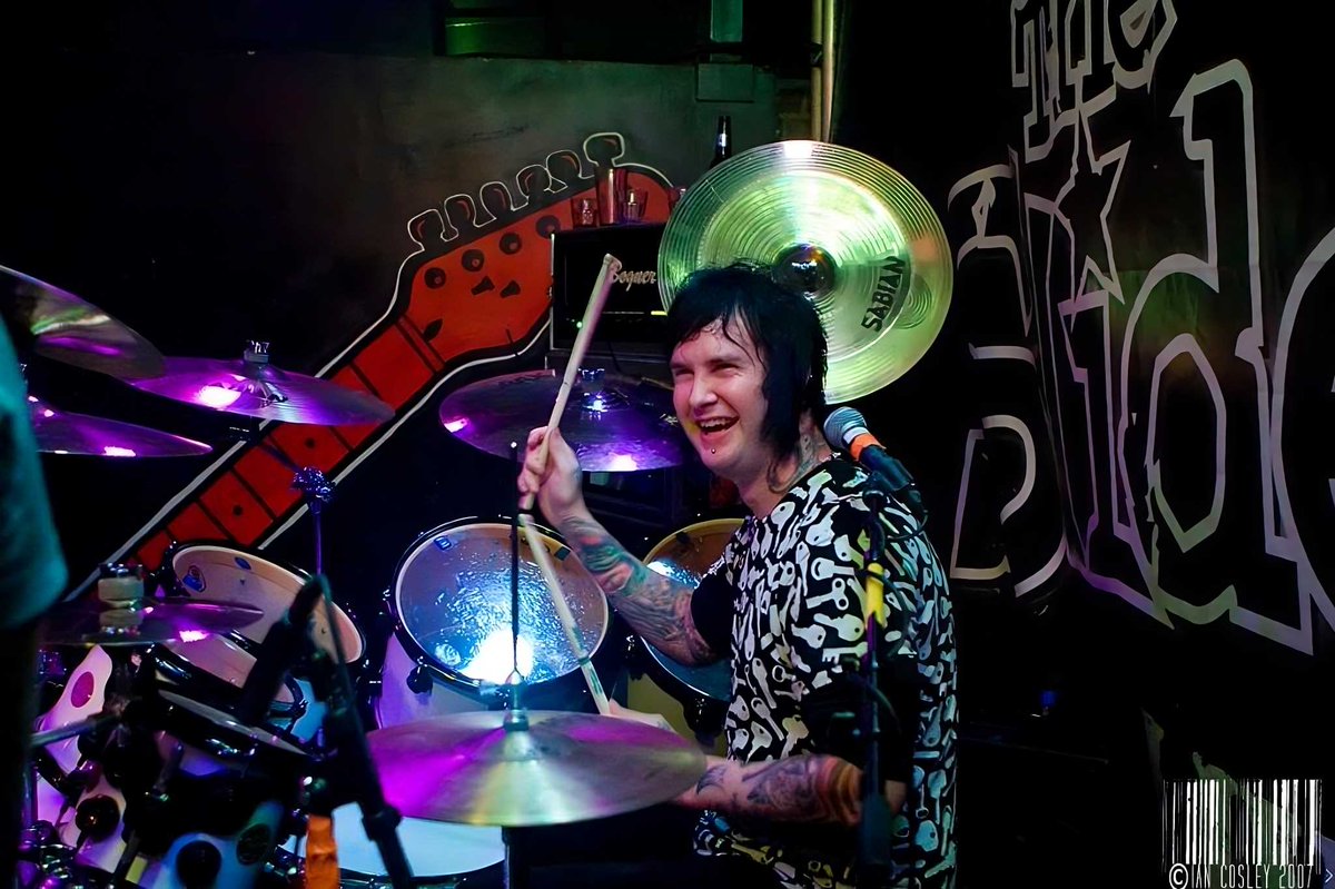James Owen Sullivan performing at the Slidebar Rock-n-Roll Kitchen in Fullerton, California for the release party of the band’s Self-Titled album - 26th October 2007 📷: Ian Cosley