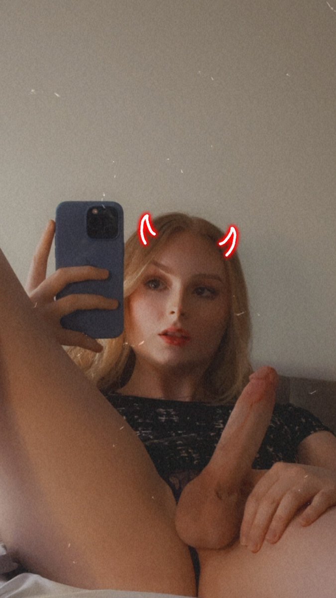 Sarah_320_'s tweet image. Girls always have huge cocks 😭