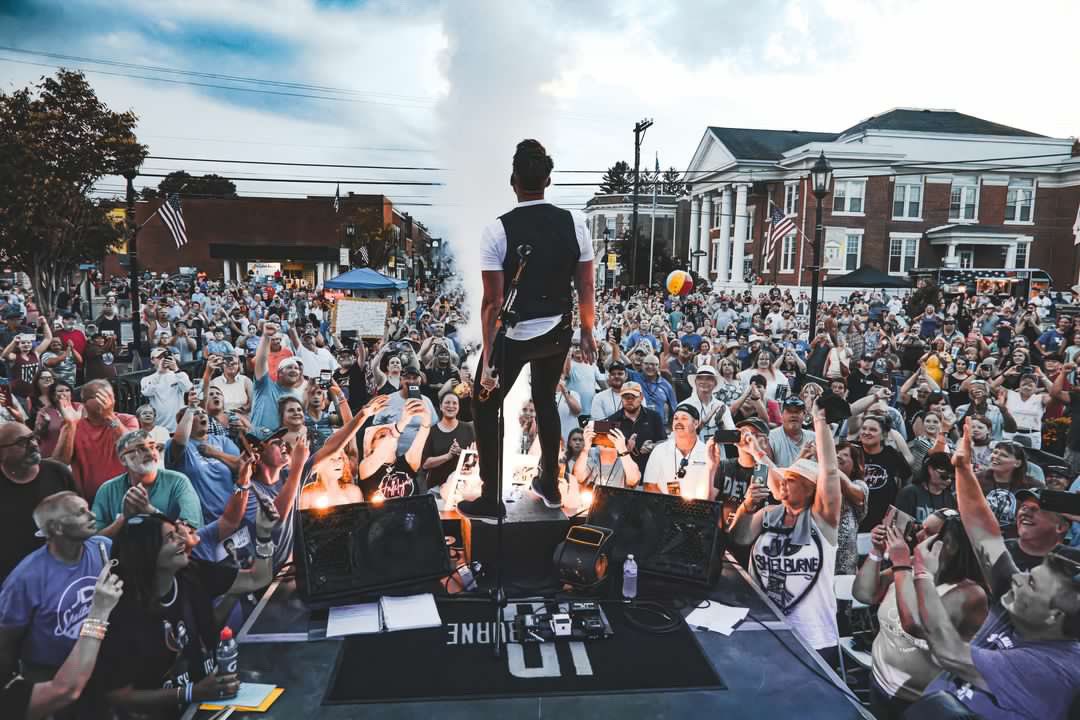 #JustAnnounced Kentucky Native JD Shelburne will headline the Charley’s Rainbow Foundation Concert at the Wes Banco Amphitheater in Mt Washington, KY on Friday August 23rd at 8:30pm! This will be Shelburne’s debut at the new amphitheater! Don’t miss it!
