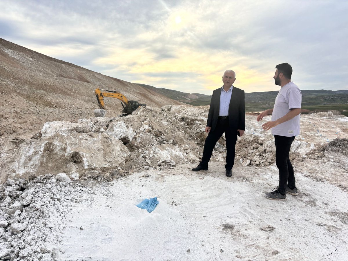 Siirt-Kurtalan Yolunda incelemelerde bulunduk. Müteahhit firma yetkililerden son durumla ilgili bilgi aldık. Yapımı devam eden yolların en kısa sürede tamamlanması için sürecin takipçisi olacağız.