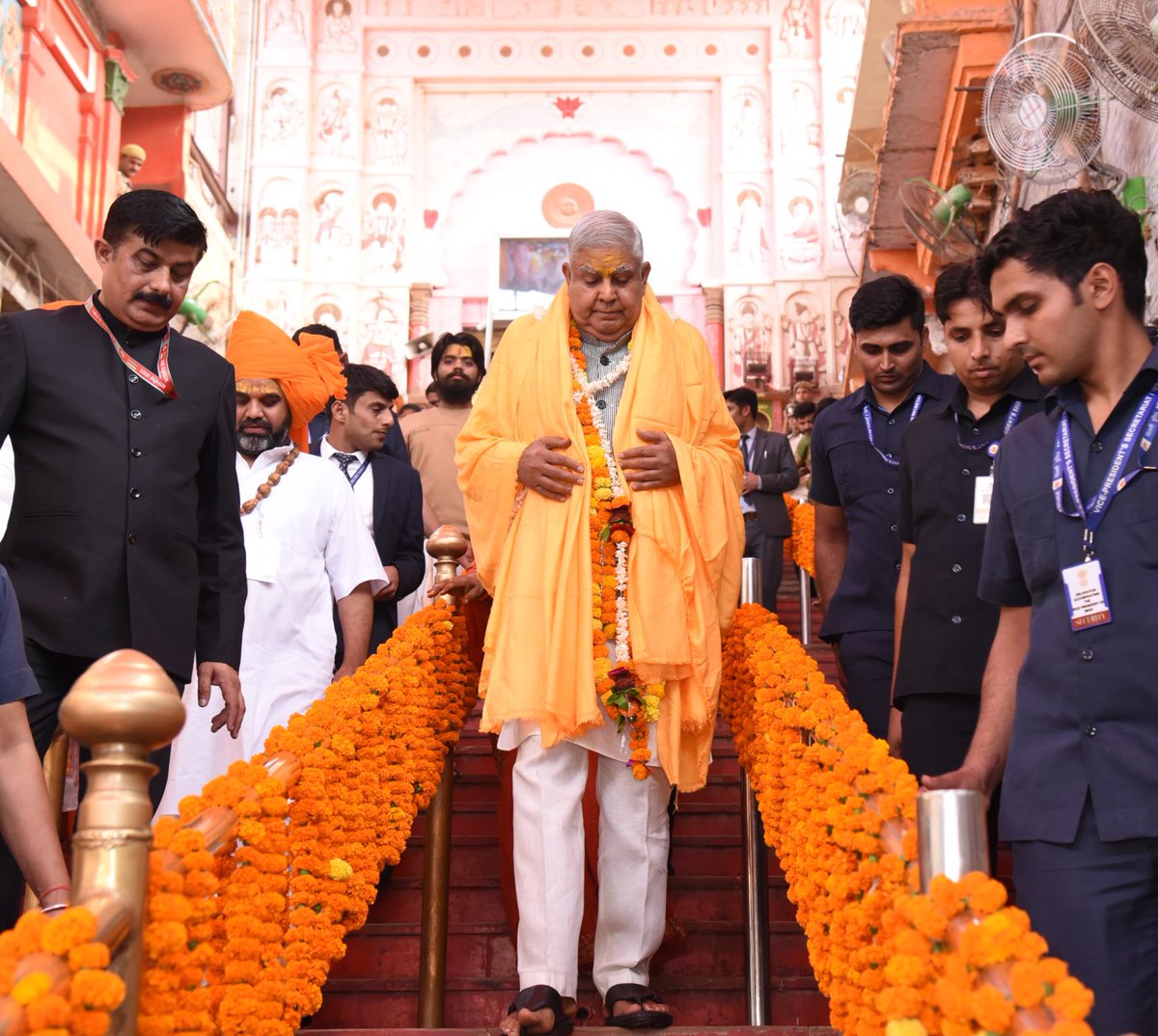 परम पावन अयोध्या धाम की यात्रा का शुभारंभ प्राचीन हनुमानगढ़ी मंदिर में प्रभु-दर्शन से हुआ। साहस, शक्ति और भक्ति के प्रतीक बजरंगबली के चरणों में शीश नवाकर तन-मन प्रसन्नता और ऊर्जा से भर गया। संकटमोचक हनुमान जी से प्रार्थना है कि सभी का कल्याण करें और सबको सुख-समृद्धि दें।…