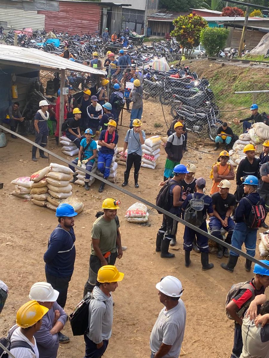 urbano_analisis's tweet image. #Alerta 🆘
Líderes de Mesa Minera denuncian desalojo presuntamente ilegal por parte de las autoridades de la mina informal #Milenium ubicada en el sector de #Camacol, #Segovia. 
El desalojo afecta a cerca de 700 familias. Se anuncian protestas.  Exigen garantías. 
@petrogustavo