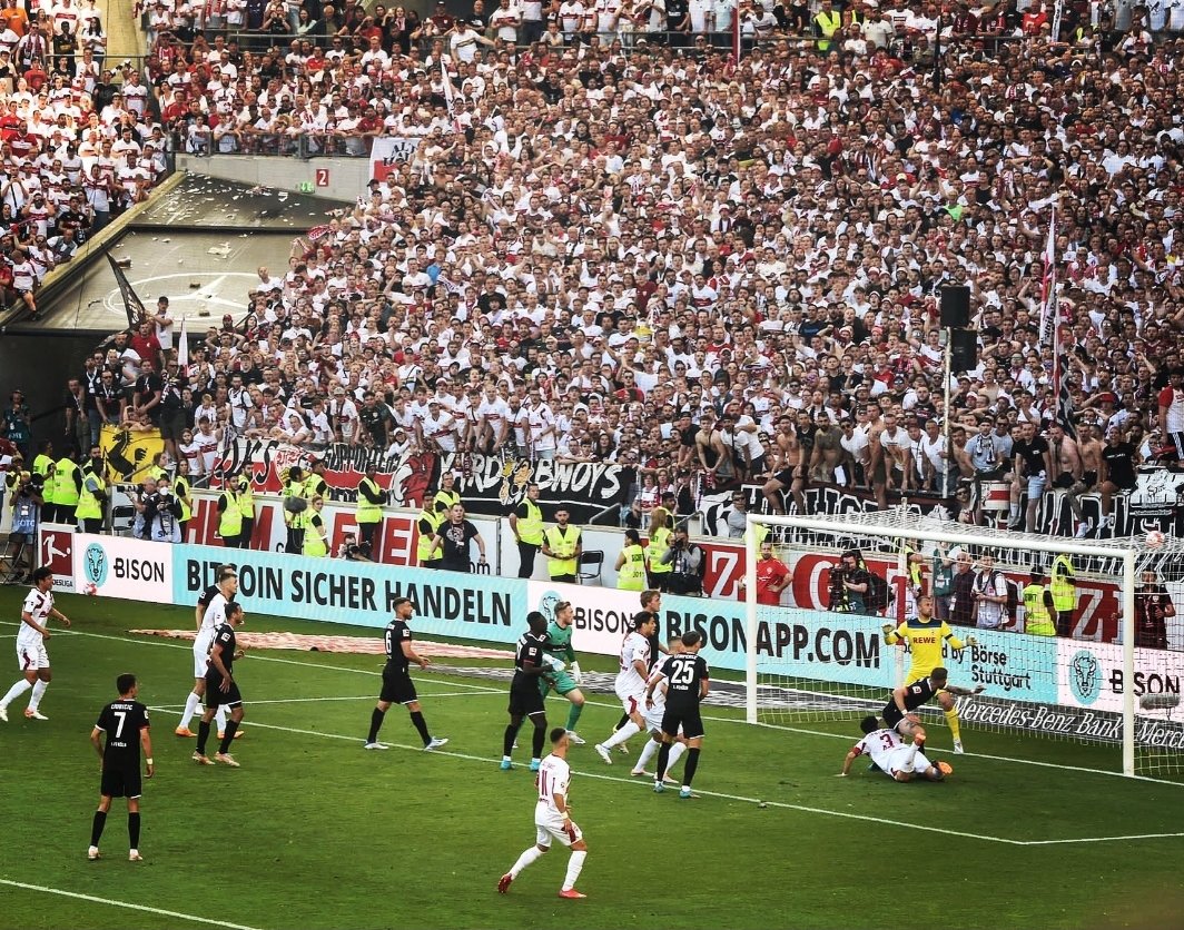 Heute vor 2 Jahren in der aller letzten Sekunde gerettet, in der nächsten Saison Champions League Es ist und bleibt surreal und ein absoluter Fiebertraum #VfB