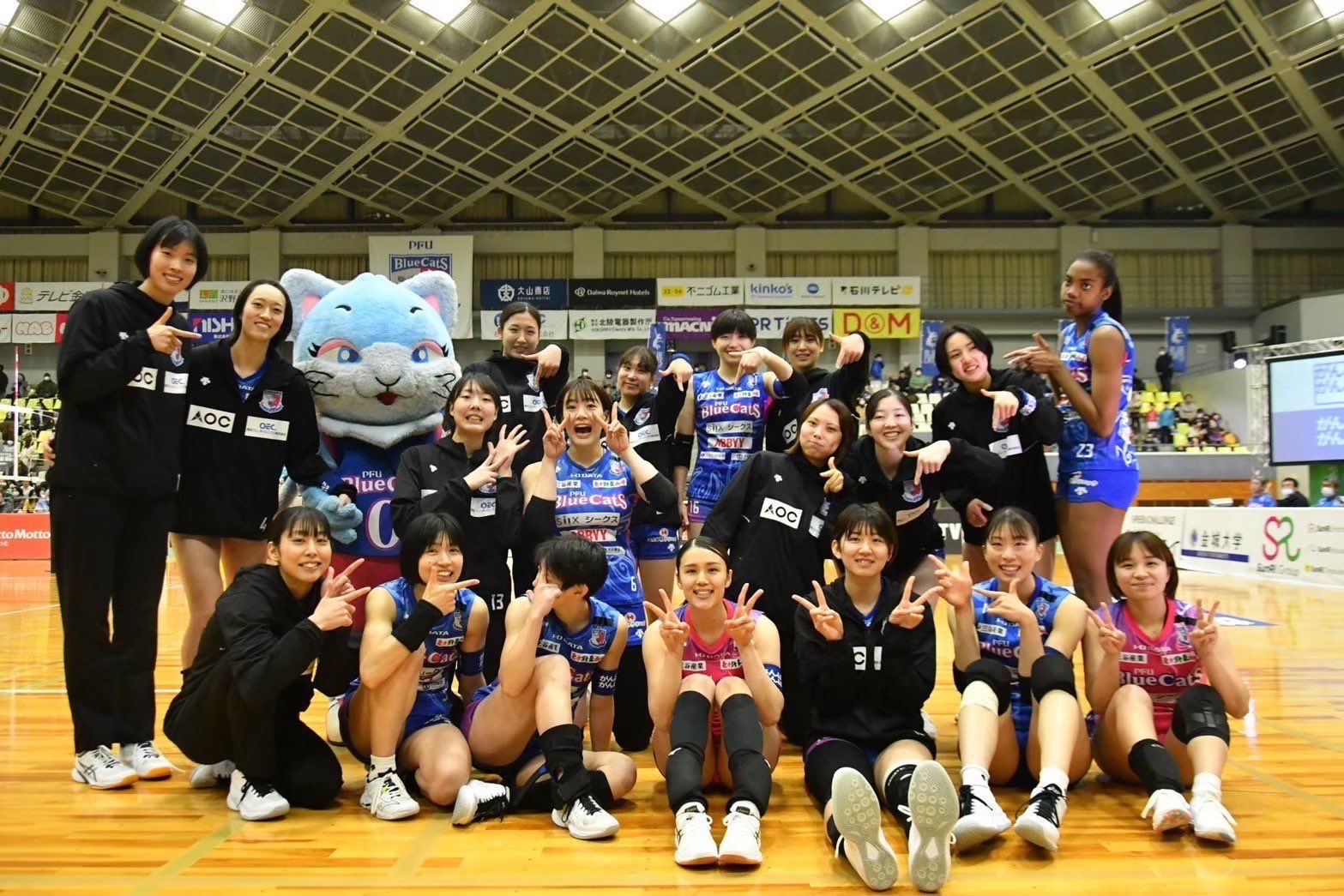 PFU山下遥香選手 サイン入りバレーボール PFU 髙相みなみ、山下遥香ら選手8名とスタッフ4名の退団を発表