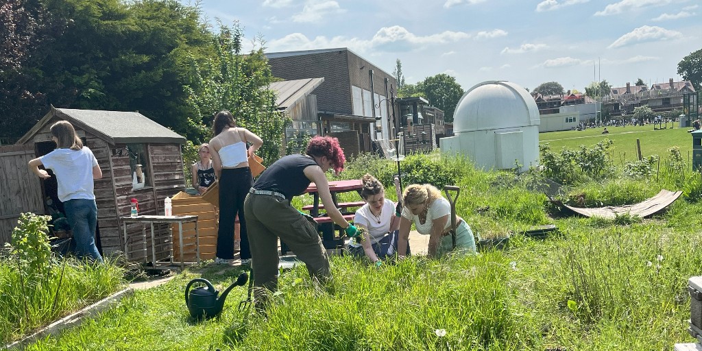 What a beautiful day! ☀️The Student Environmental Committee rolled up their sleeves at lunch, diving into some weed-taming and spring-cleaning of our allotment! 🌱 We're very lucky to have so much green space to enjoy - especially on days like today. 💚 #YourEsher #Surrey #ECO
