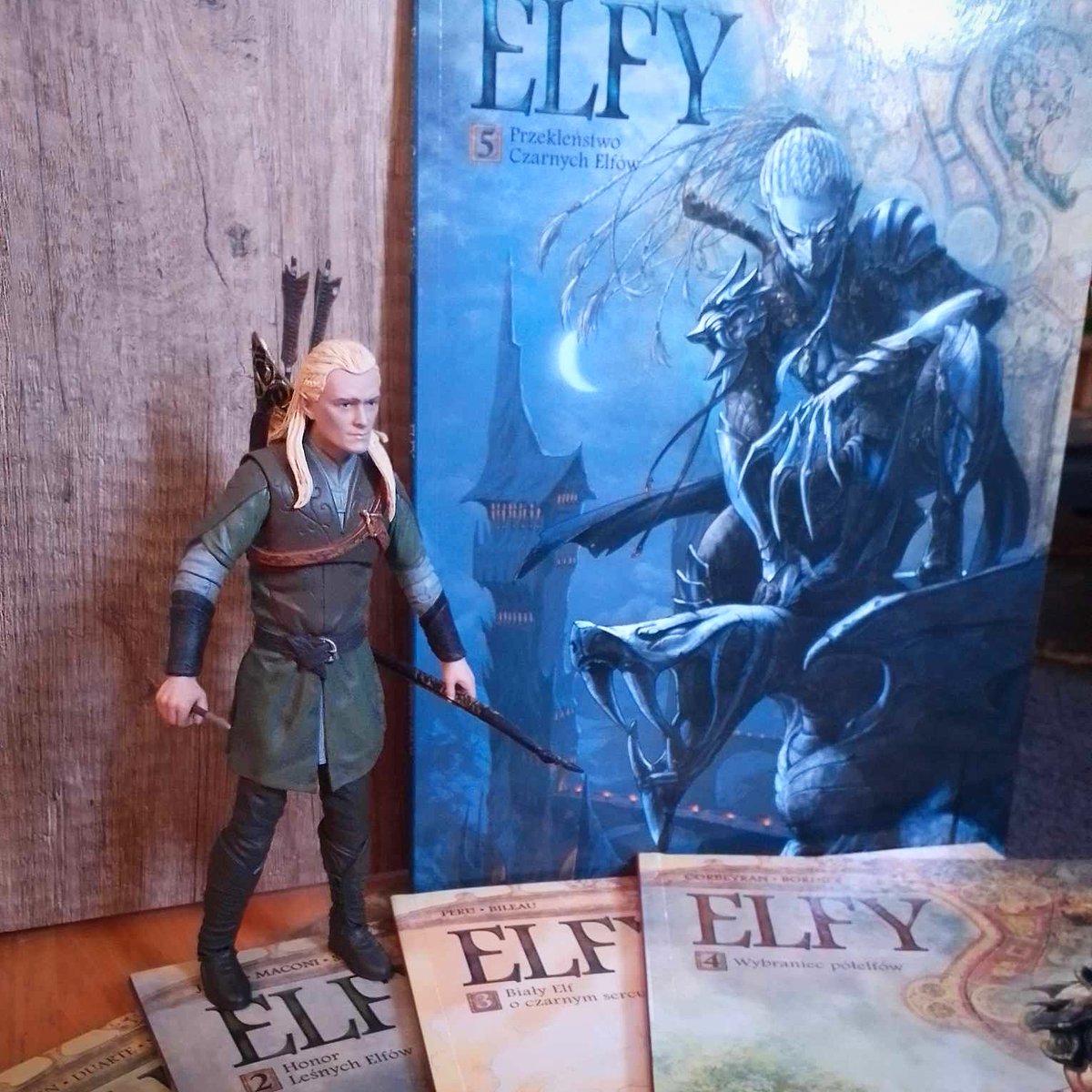 #Komiksy z serii #ŚwiatAkwilonu mają to do siebie, że swoją fabułą potrafią zaskoczyć odbiorcę. Nie inaczej jest w przypadku Przekleństwa Czarnych #Elfów

#współpracarecenzencka, za #komiks dziękujemy #egmont

ostatniatawerna.pl/elfi-skrytoboj…

#darkelves #darkfantasy #fantasy #elves