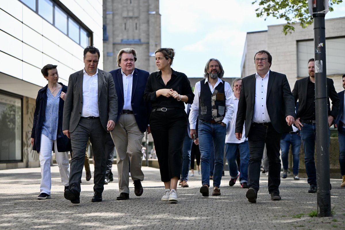 Bei einem Stadtspaziergang durch die Euskirchener Innenstadt tauschte sich Ministerin @monaneubaur mit Bürgermeister Sacha Reichelt und örtlichen Gewerbetreibenden über den Stand des Wiederaufbaus nach der Flutkatastrophe im Kreis Euskirchen aus.