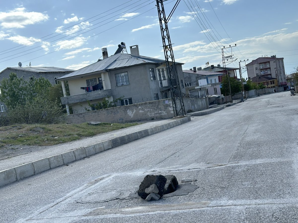 Yaklaşık 1 aydır bu yol bu şekilde. Üstelik akşamları bu taşlarda görünmüyor. Kaza olmadan bakmayı düşünüyor musunuz?  <a href="/ipekyolubeltr/">İpekyolu Belediyesi</a> <a href="/vanbuyuksehirbb/">T.C. Van Büyükşehir Belediyesi</a> 
Karşıyaka mah. Kevenli Toki yolu..