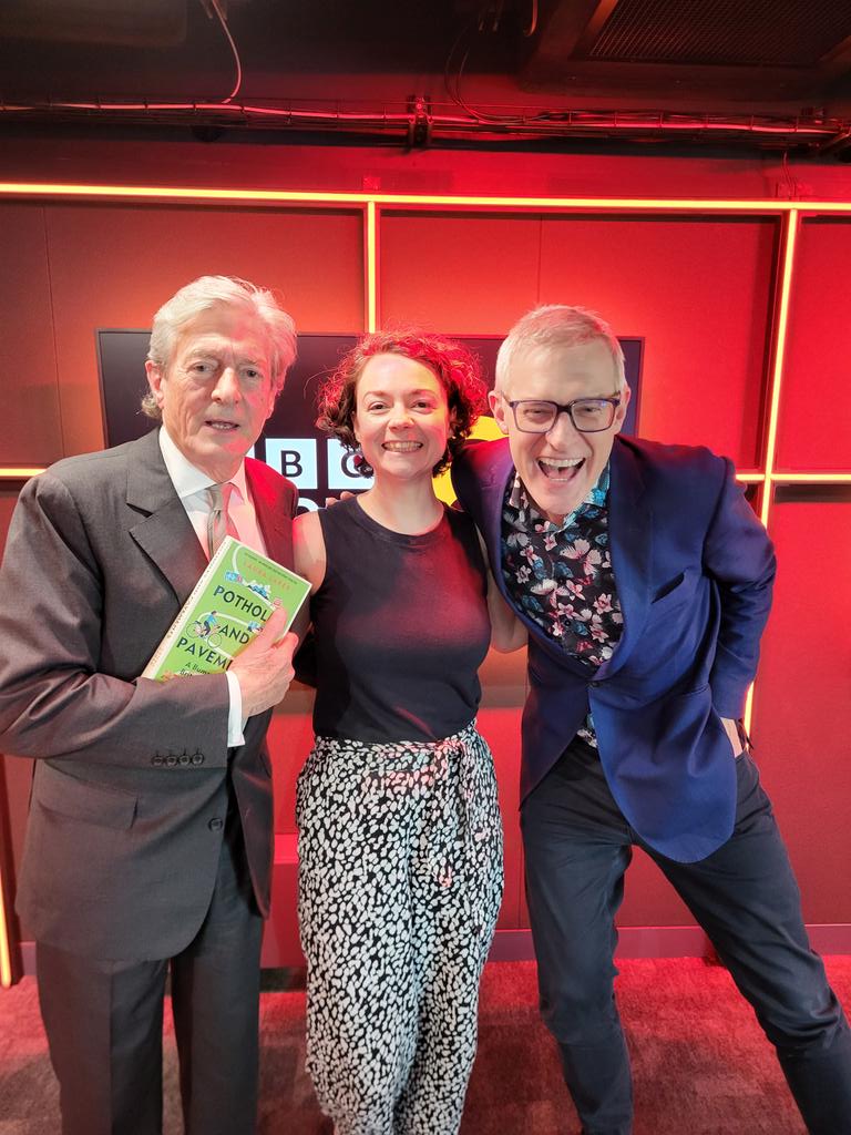 That was a lot of fun! Hear me, @theJeremyVine and Nigel Havers discuss the politics of bike lanes on today's show. And yes Nigel took his copy of the book with him bbc.co.uk/programmes/b00…