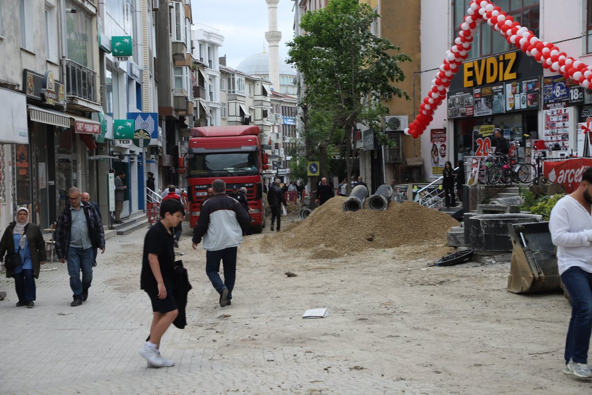 Dizdariye Mahallesi’nde devam eden İSKİ‘nin altyapı projeleri ve yol yapım çalışmalarını ekibimle birlikte yerinde denetledim. Sahada çalışan tüm işçi kardeşlerime kolaylıklar diliyorum.