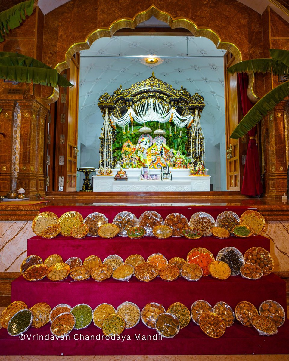 VCMVrindavan's tweet photo. Today's special chandan alankara darshan of Sri Radha Vrindavanchandra and Sri Gaura Nitai on the occasion of Akshaya Tritiya

#vcm #tallesttempleinvrindavan #vrindavanchandrodayamandir #krishna #radha #gauranitai #akshayatritiya #darshan #devotion #devotees #pushpa #alankara https://t.co/5mI5Ki9tmT