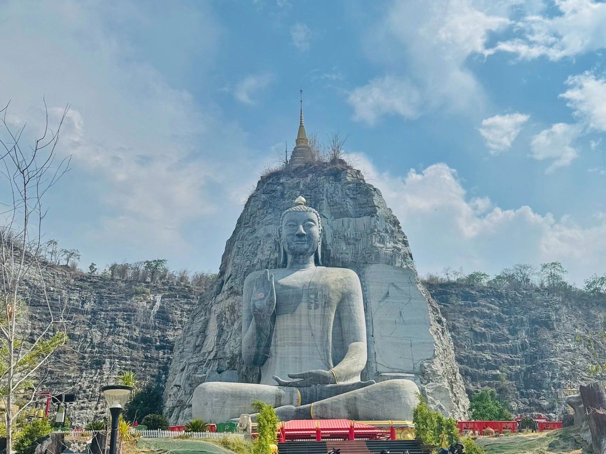 Thavisin's tweet image. ก่อนเข้ามาทำงานการเมือง ผมมาเที่ยวสุพรรณบุรีบ่อยครับ แต่ก็ยังเที่ยวไม่ครบเพราะเวลาน้อย วันนี้ได้ลงพื้นที่ 1 วันเต็ม ประทับใจหลายเรื่องเลยครับ โดยเฉพาะต้มยำปลาม้า ขนมสาลี่ ของขึ้นชื่อ จ.สุพรรณฯ อร่อยมาก ๆ แต่ที่อร่อยสุด ๆ คือ ขนมชั้นร้านแม่บ๊วย ตั้งแต่เคยทานมา ผมให้ No.1 เลยครับ…